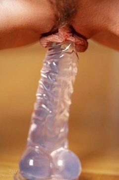 Девушка мастурбирует прозрачным фаллоиммитатором 8 фото