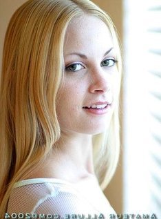 Молодая девушка ласкает член языком