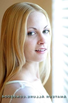 Молодая девушка ласкает член языком 4 фото