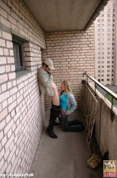 Блондинка сосет за углом 8 фото