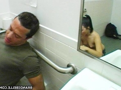 Сучка сосет парню в туалете 1 фото