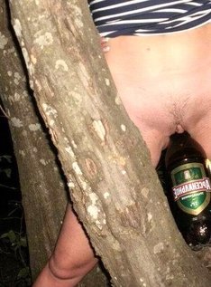 Показала письку и засунула в нее бутылку