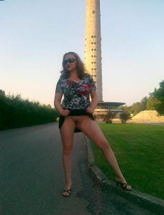 Рыжая красотка гуляет без трусов 3 фото