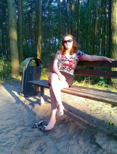 Рыжая красотка гуляет без трусов 7 фото