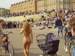 Голая телочка гуляет по городу 2 фото