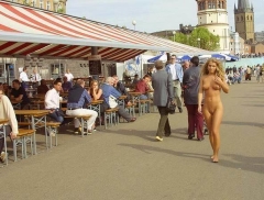 Голая телочка гуляет по городу 1 фото