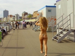 Голая телочка гуляет по городу 6 фото