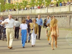 Голая телочка гуляет по городу 13 фото