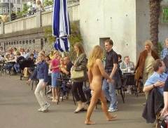 Голая телочка гуляет по городу 3 фото