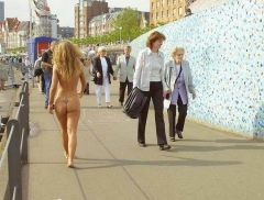 Голая телочка гуляет по городу 11 фото