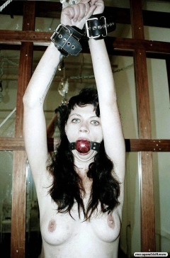 Бабе растягивают пизду прищепками 11 фото