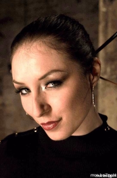 Телку подвесили на веревках и растянули вагину 12 фото