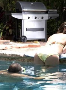 Отлизал пизду и присунул хуй у бассеина