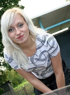 Трахнули по очереди глупую блондинку