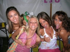 Парни и девушки обнажаются на отвязной вечеринке 3 фото