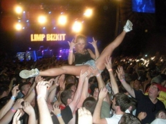 Парни и девушки обнажаются на отвязной вечеринке 10 фото