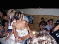 Парни и девушки обнажаются на отвязной вечеринке 13 фото