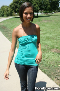 После активного дня мулатка Mia Lina резвится на кровати 1 фото