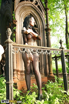 Двадцатилетняя вдова сняла на кладбище трусики 5 фото