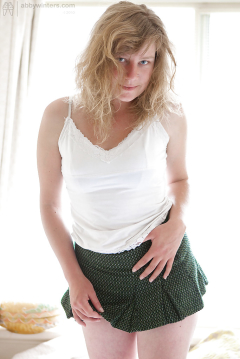 Голубоглазая девушка разделась перед своим соседом 1 фото