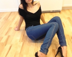 Милые леди показывают ножки в туфельках 8 фото